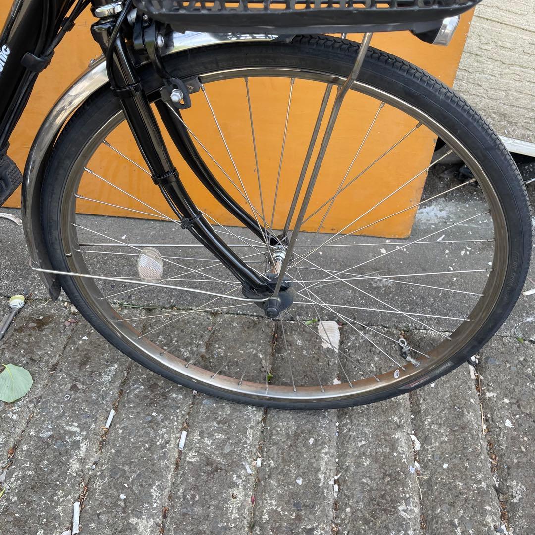 黒いシティタイプ電動アシスト自転車