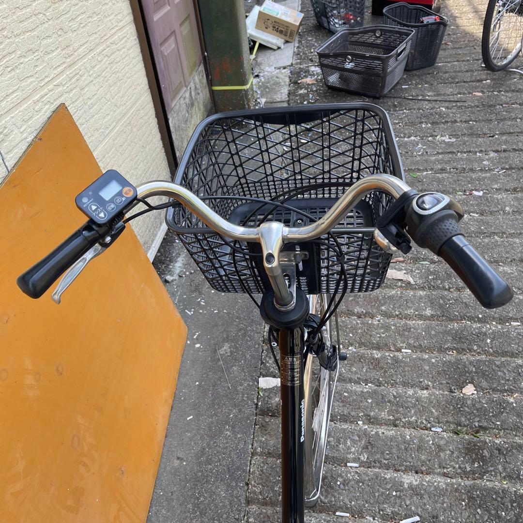 黒いシティタイプ電動アシスト自転車