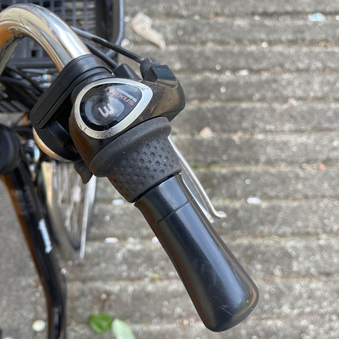 黒いシティタイプ電動アシスト自転車