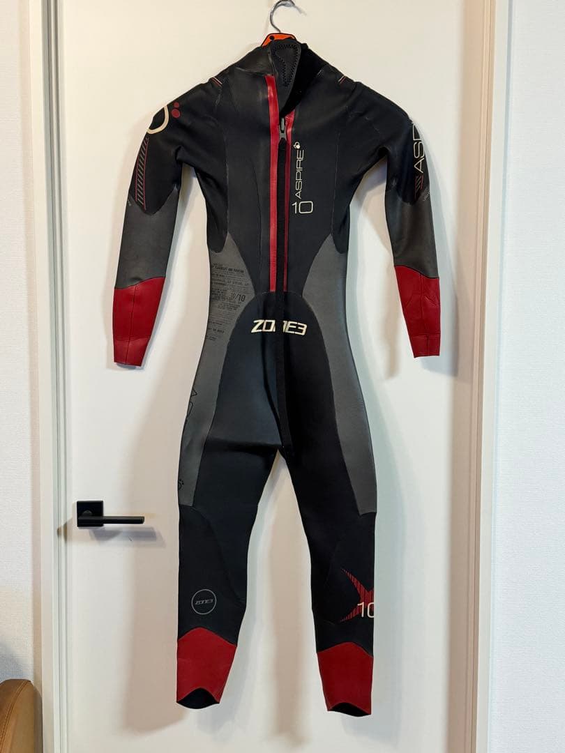 ZONE3 Aero 10 フルスーツ S 黒/赤　トライアスロン