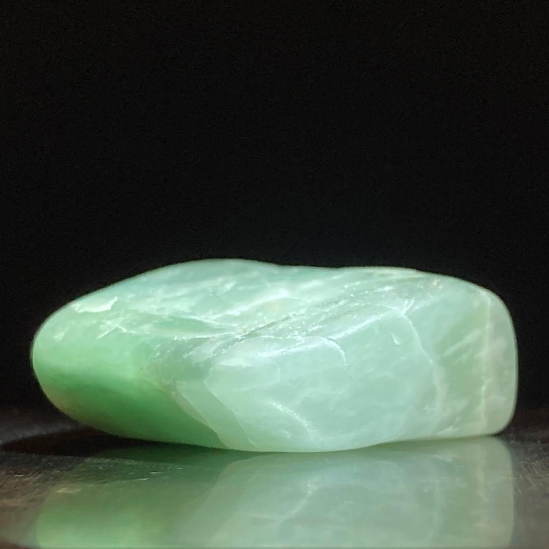 【美石】糸魚川翡翠　ロウカン質 翡翠　エメラルドグリーン　原石　11.2ｇ