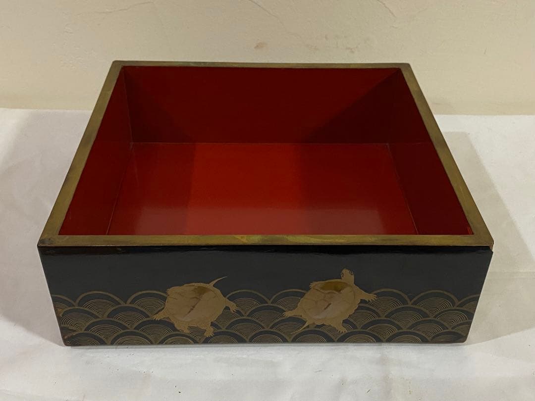 高蒔絵の亀と青海波の蒔絵が美しい段重