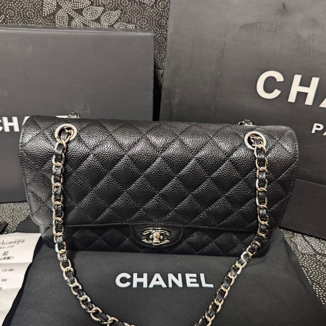 ブラックのキルティングレザー製ショルダーバッグ、シルバーチェーン付き