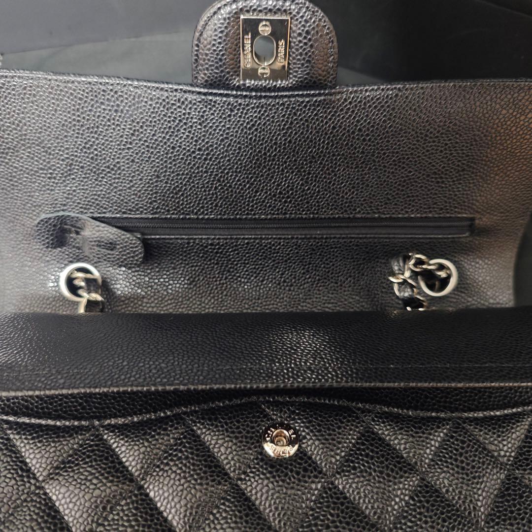 ブラックのキルティングレザー製ショルダーバッグ、シルバーチェーン付き