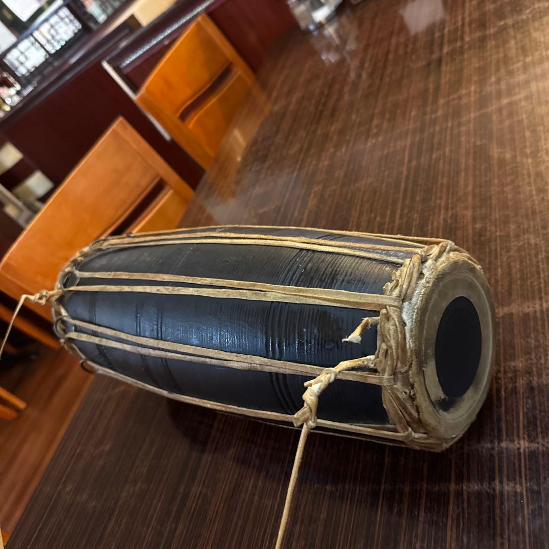 ネパールの楽器(マダル) 和太鼓 黒色 円筒形 ストラップ付き