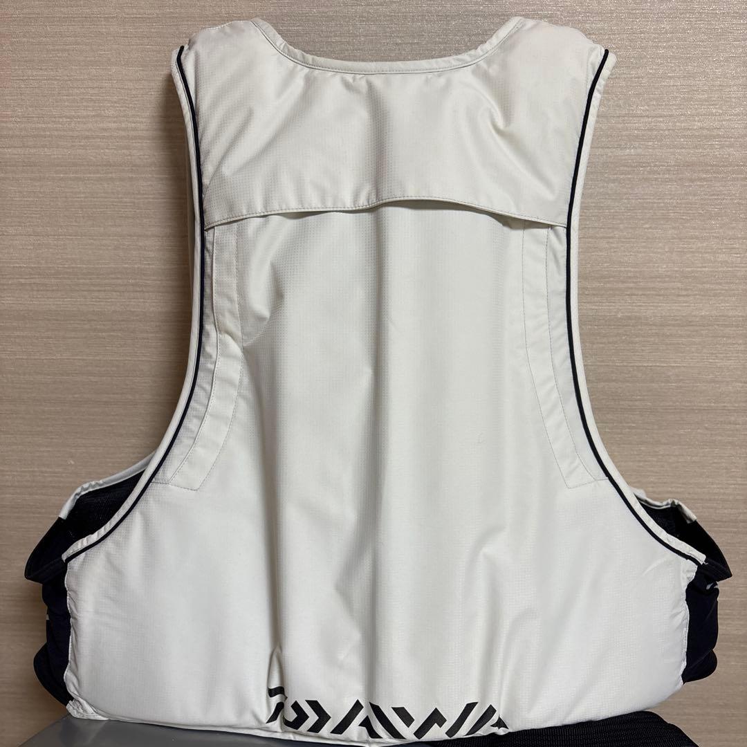 DAIWA フローティングジャケット　Lサイズ ホワイト　￼ライフジャケット