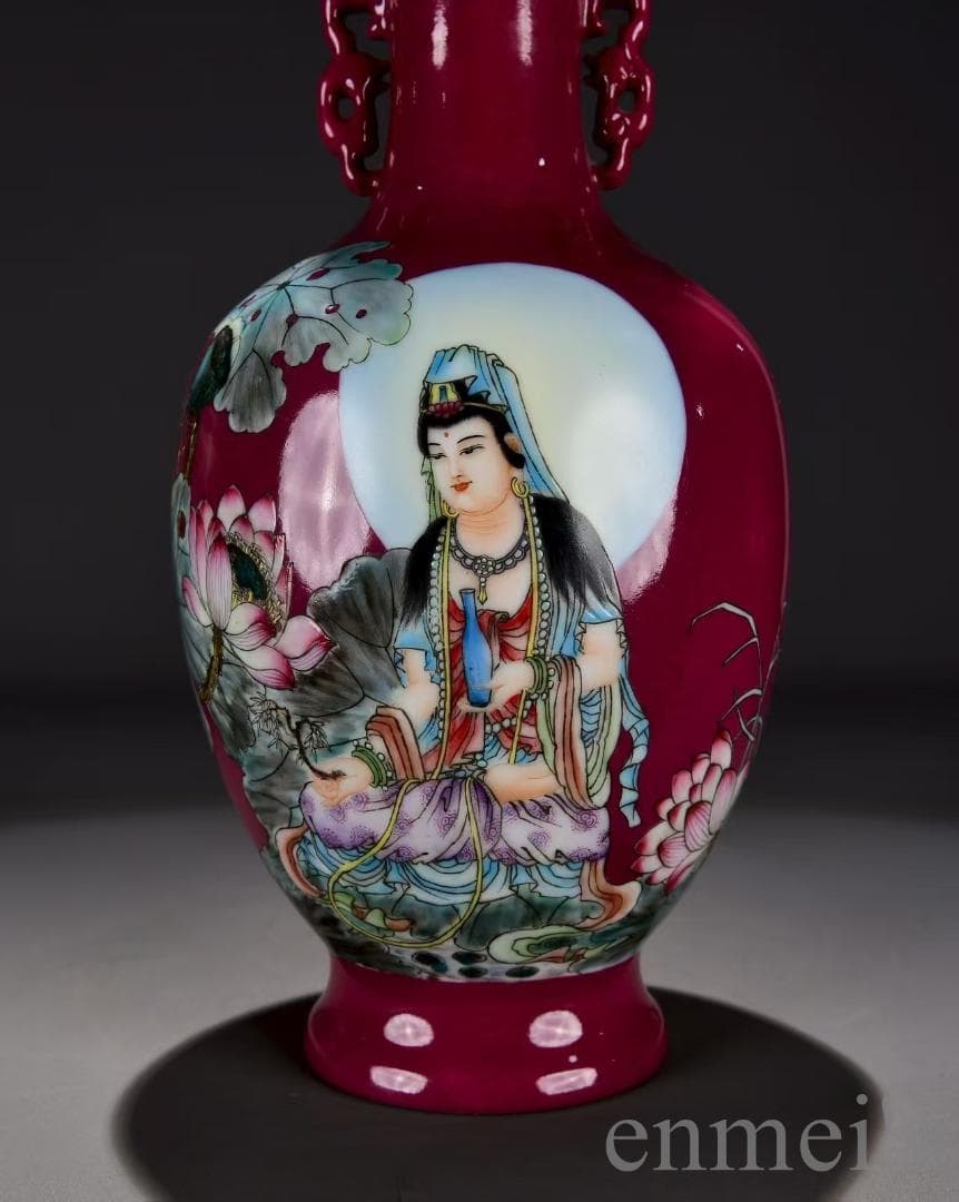 中国古美術・清代乾隆年製・粉彩赤地・自在観音図双耳瓶・花瓶・唐物・陶磁器・蓮華紋