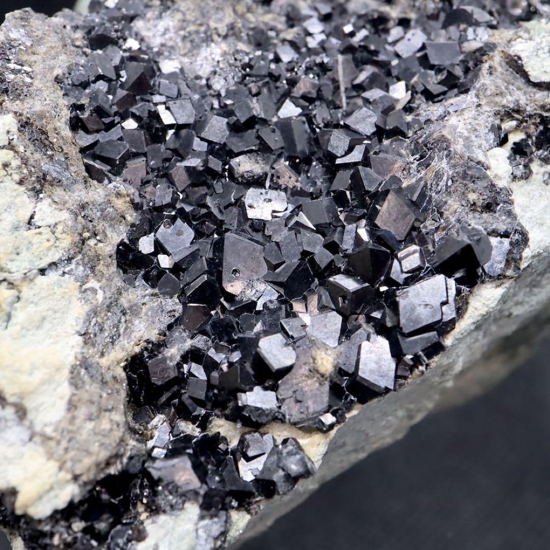 メラナイト ガーネット 灰鉄柘榴石 201,7g AND103 原石 天然石