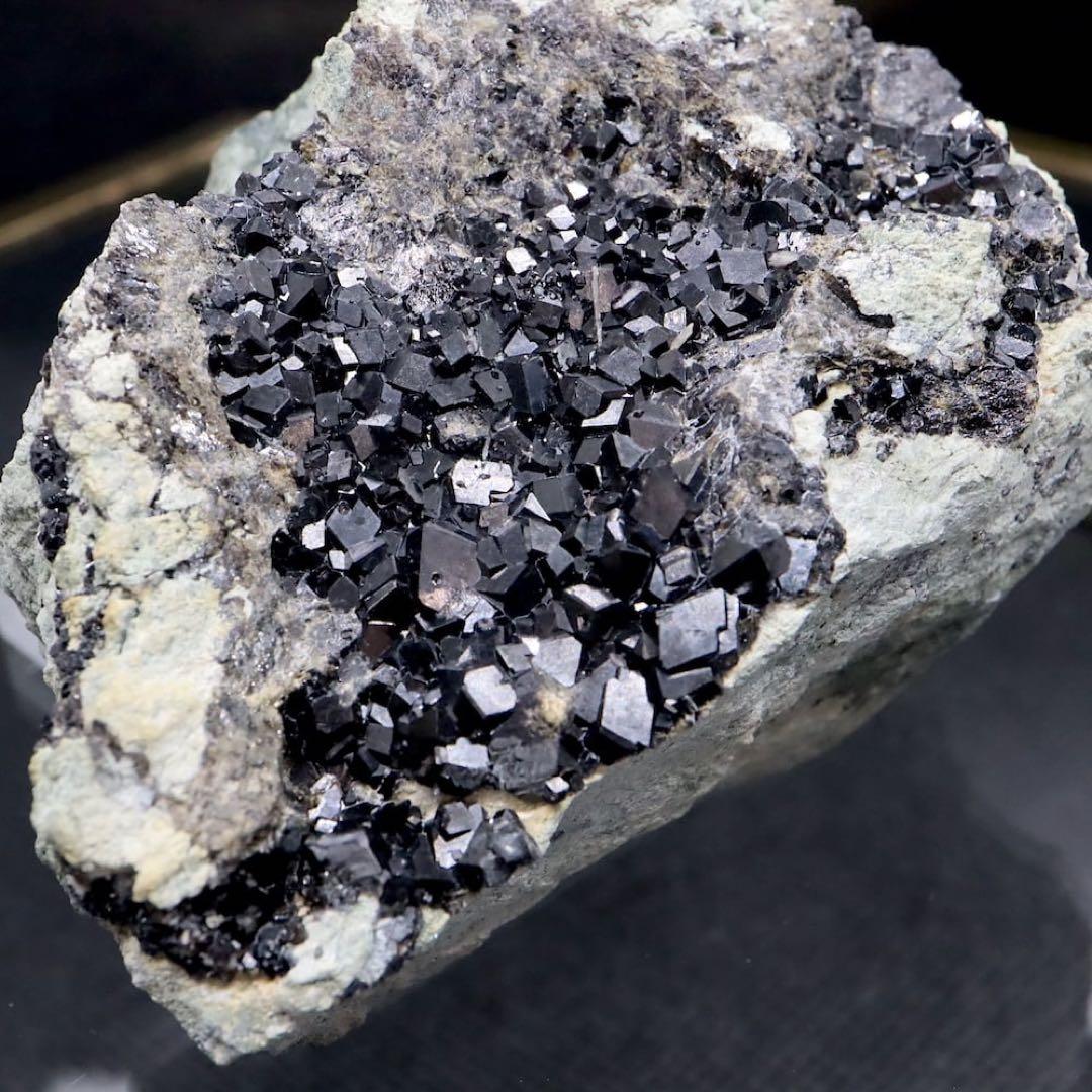 メラナイト ガーネット 灰鉄柘榴石 201,7g AND103 原石 天然石