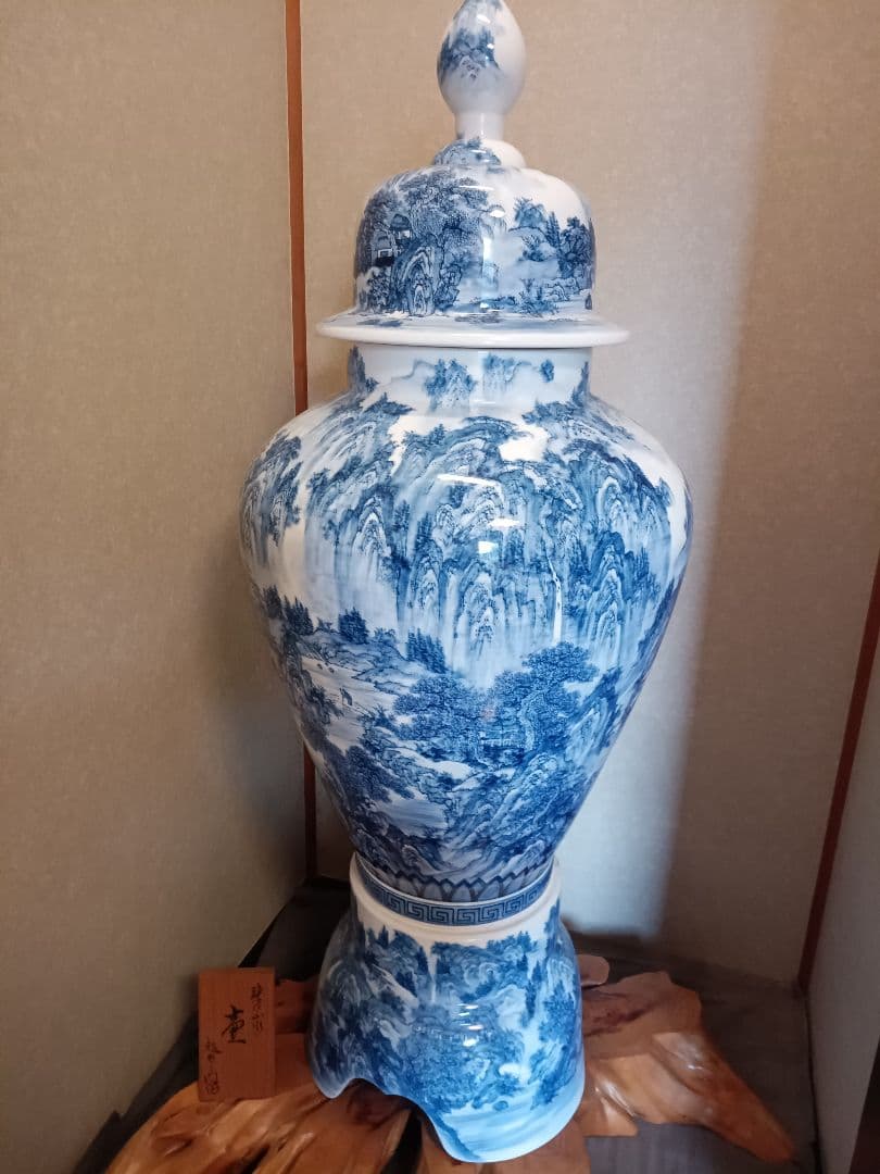 有田焼　青白磁の大壺 木製台座付き