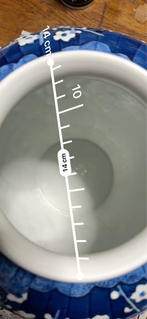 青地に白い花模様の陶器の花瓶