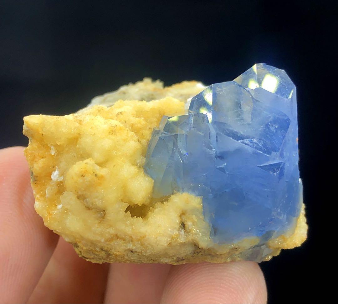 方解石を含むブルーセレスティンクリスタル。