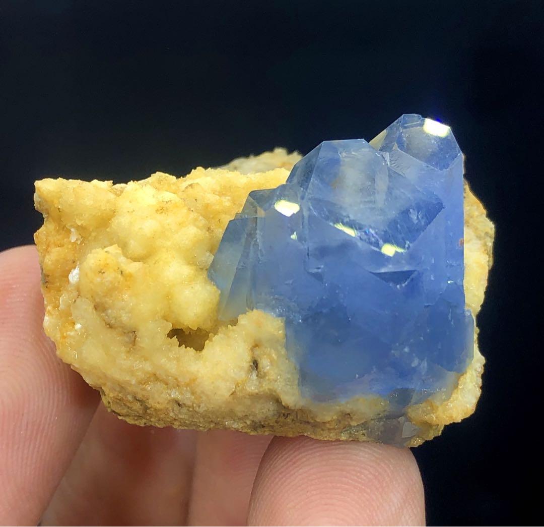 方解石を含むブルーセレスティンクリスタル。