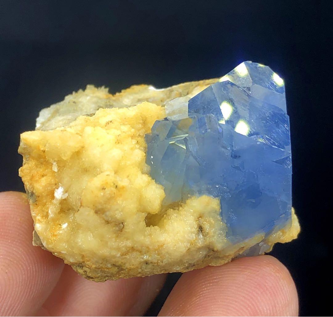 方解石を含むブルーセレスティンクリスタル。