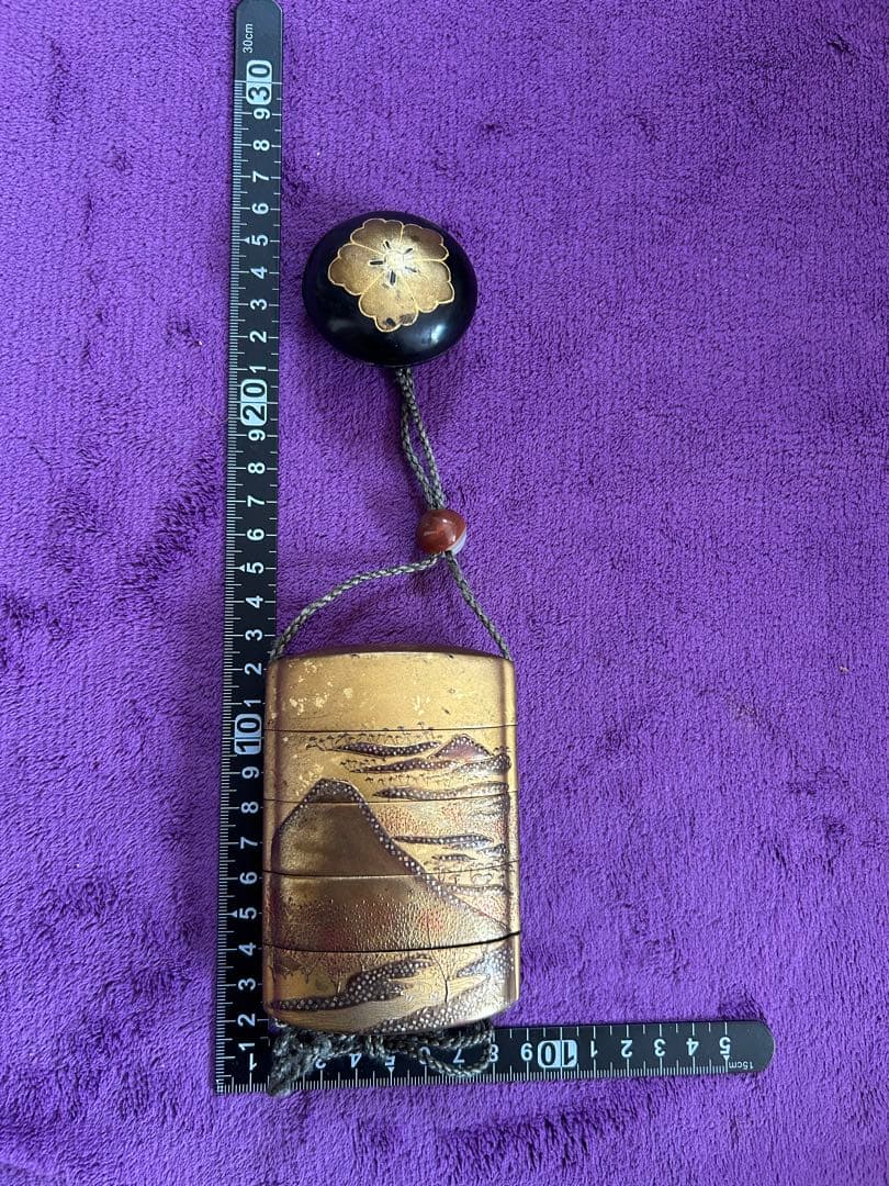 漆塗り印籠 金地の山景色 根付 家紋入り 薬入れ 小物入れ 時代物