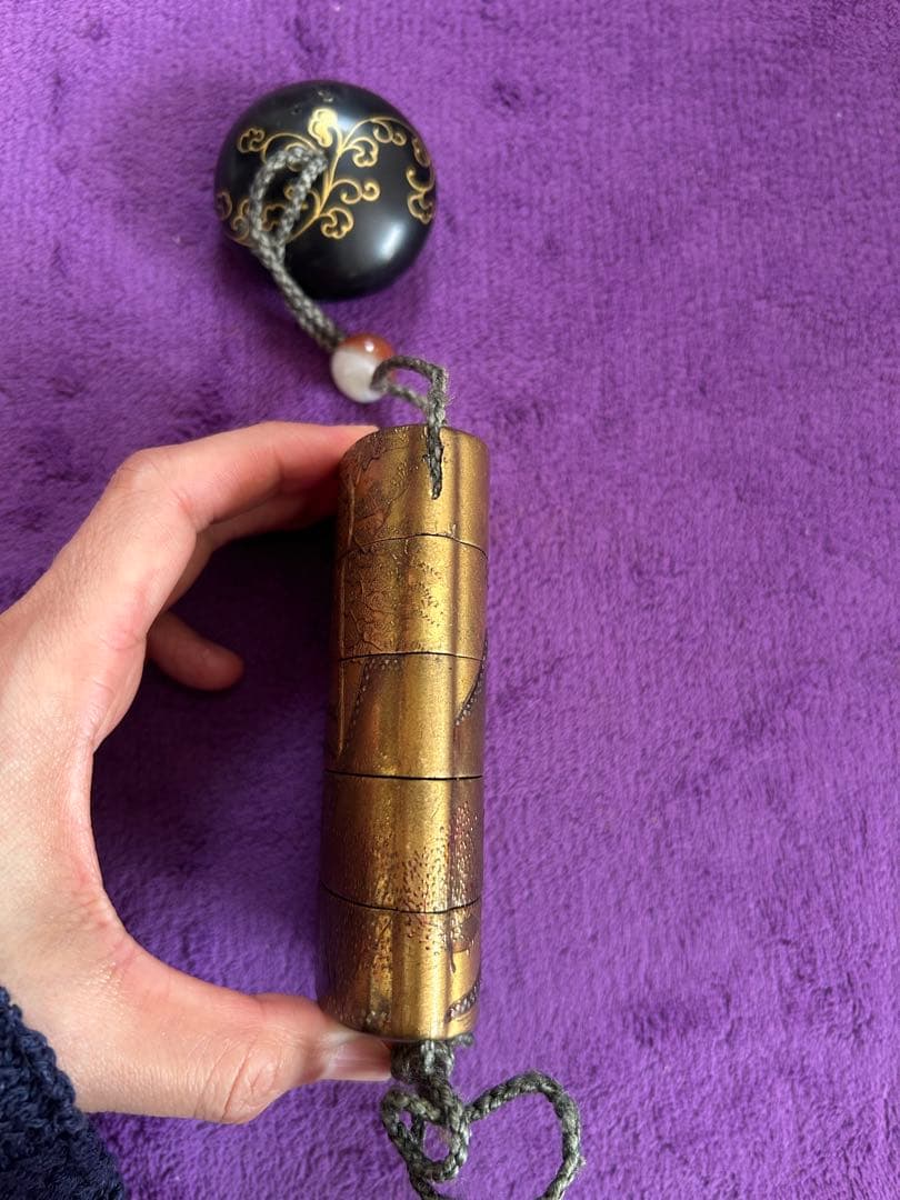 漆塗り印籠 金地の山景色 根付 家紋入り 薬入れ 小物入れ 時代物