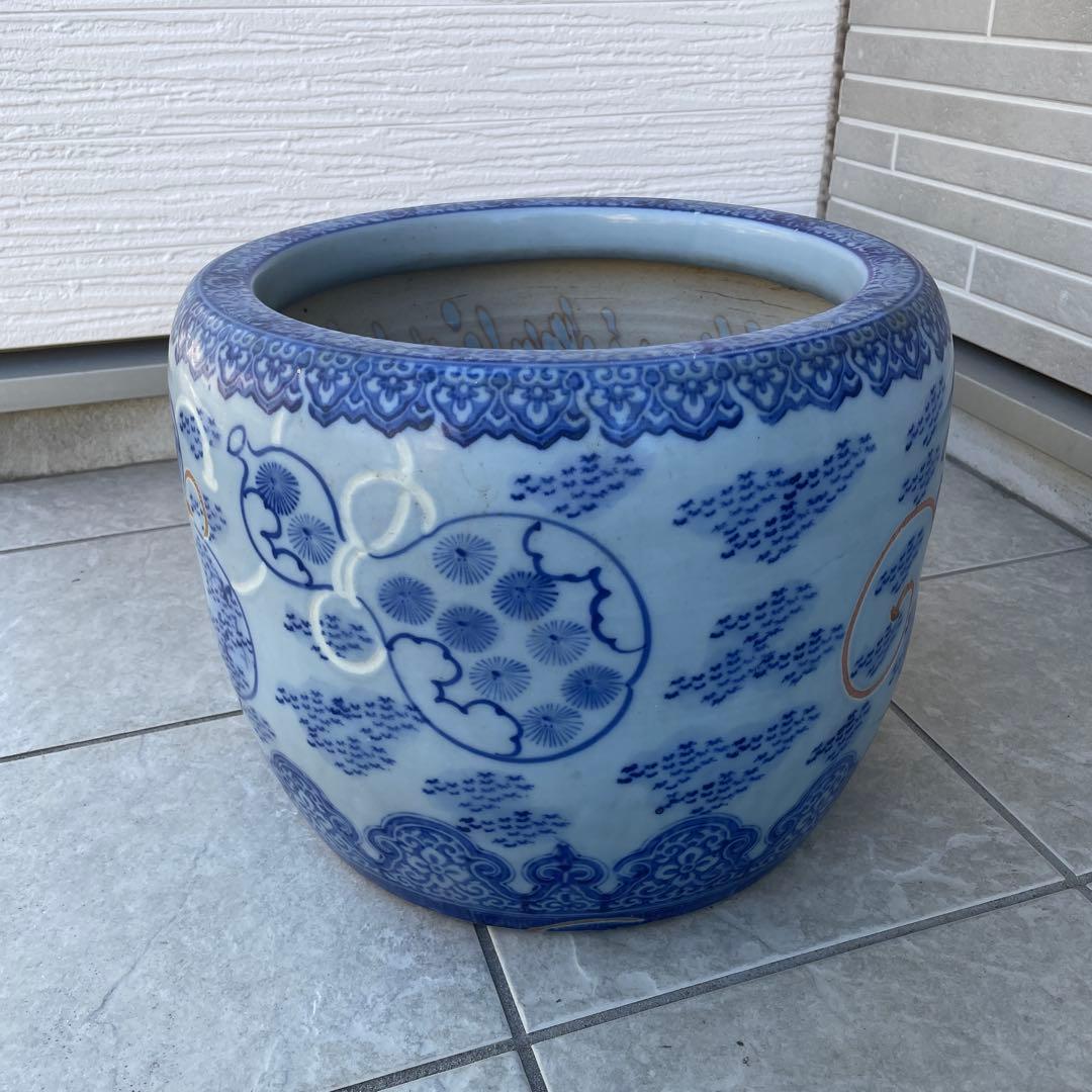 火鉢　陶器鉢　古民具　睡蓮鉢　金魚鉢　有田焼　花柄　伊万里焼 陰刻　染付