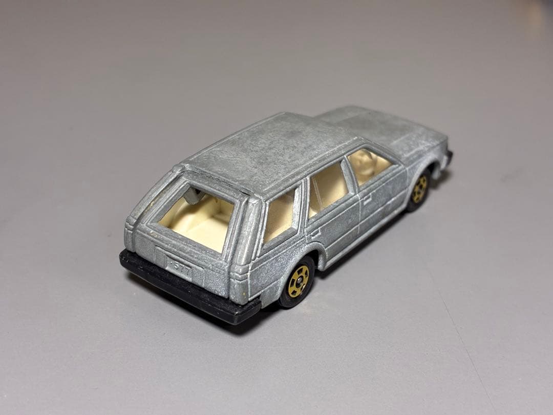 トミカ 日本製 日産 ブルーバード ワゴン 無塗装