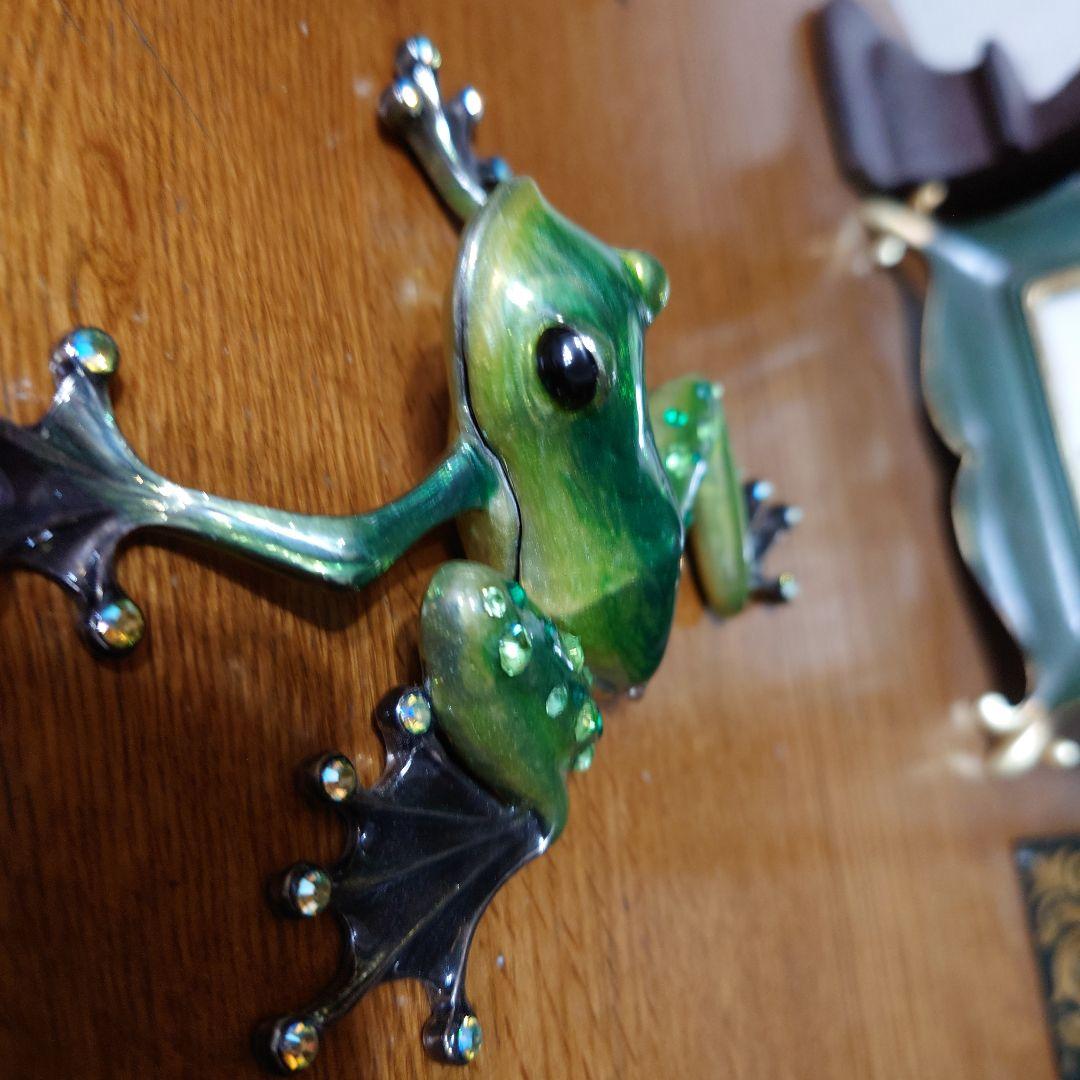 緑色のエナメル製カエルの置物2点