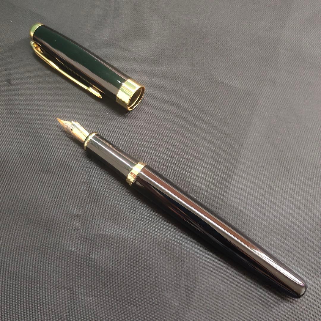 @黒い万年筆 金メッキ装飾671
