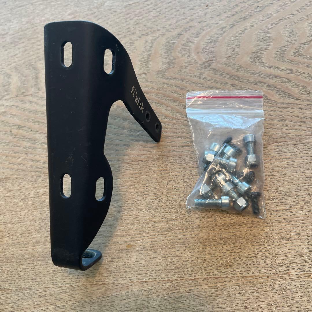 fi'zi:k Mistica カーボンブレイデッド サドル