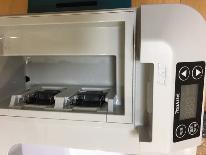 マキタ クーラーボックス　充電式保冷温庫 CW180DZ 送料込み