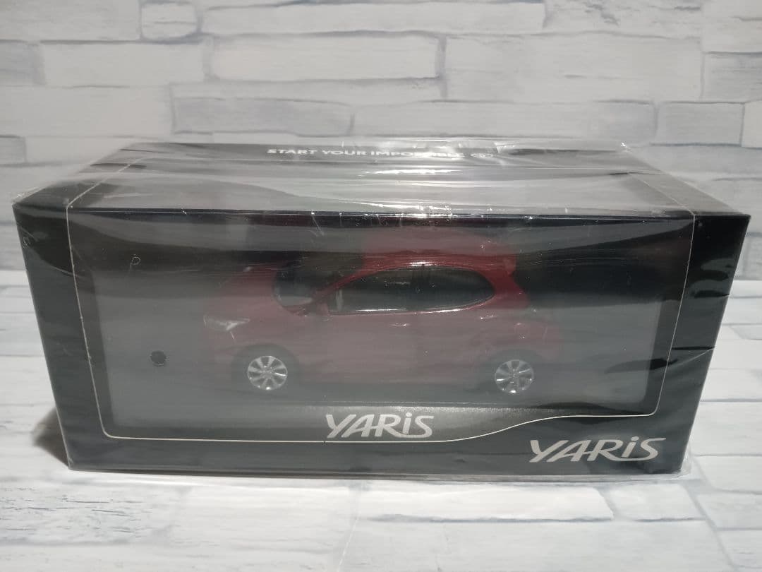 1/30 トヨタ　ヤリス　カラーサンプル　ミニカー　センシュアルレッドマイカ