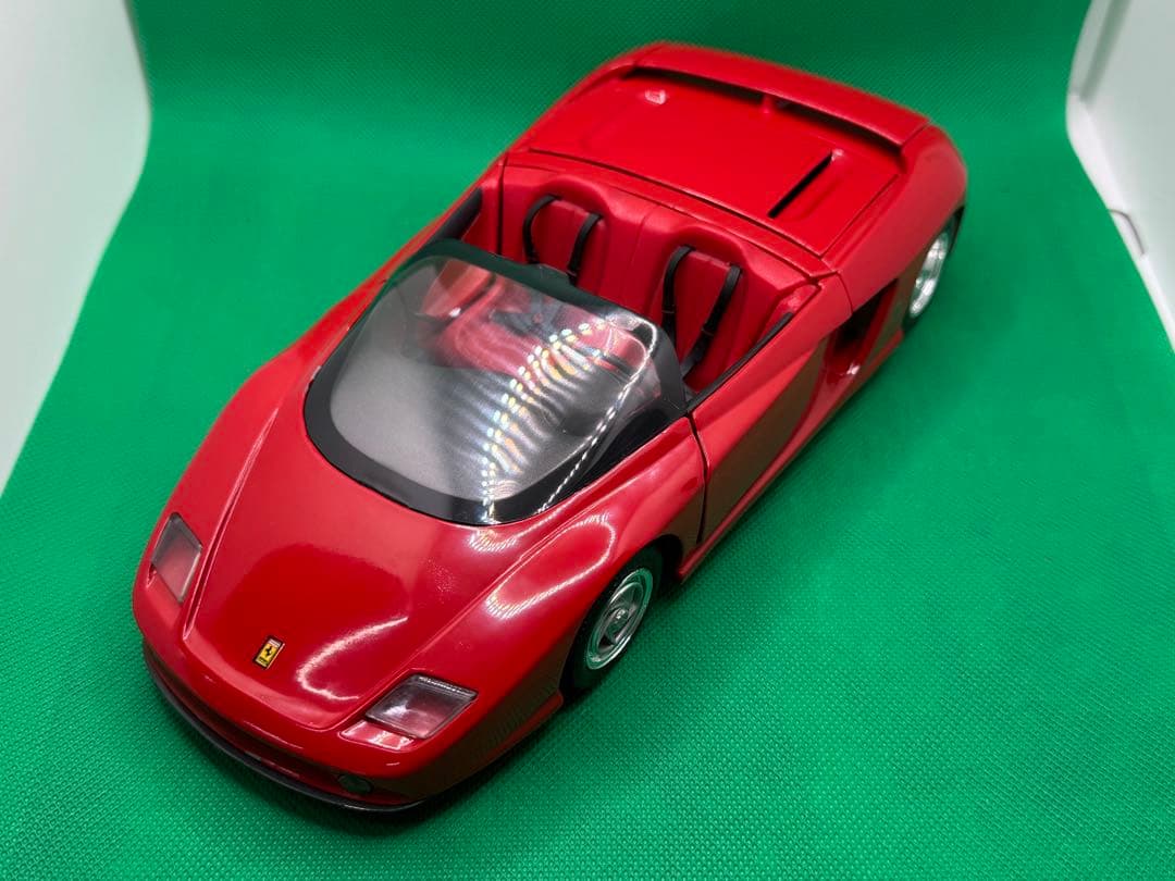 Ferrari Mythos 1/18スケール ミニカー 赤