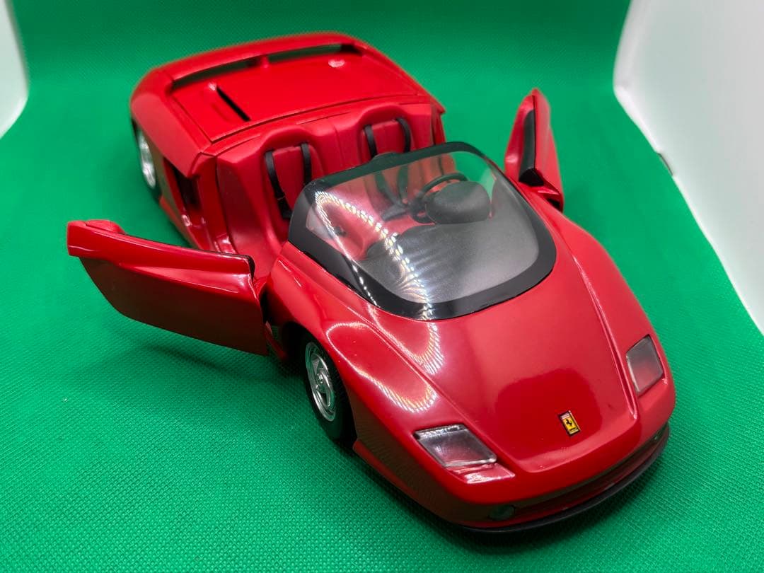 Ferrari Mythos 1/18スケール ミニカー 赤