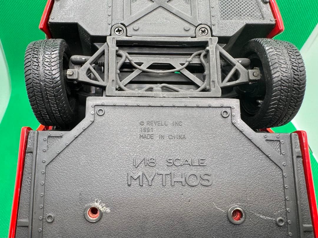 Ferrari Mythos 1/18スケール ミニカー 赤