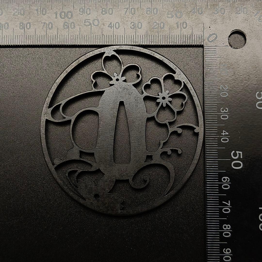 刀鍔　流れ桜の図　鉄製　金工品　細工　職人作　日本刀装具　鍔　つば　刀剣美術