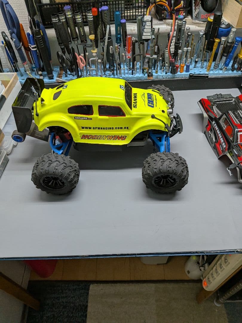 トラクサスEレボ1/１６ 更に変更しました。ボデーは、1台を、選択して下さい。