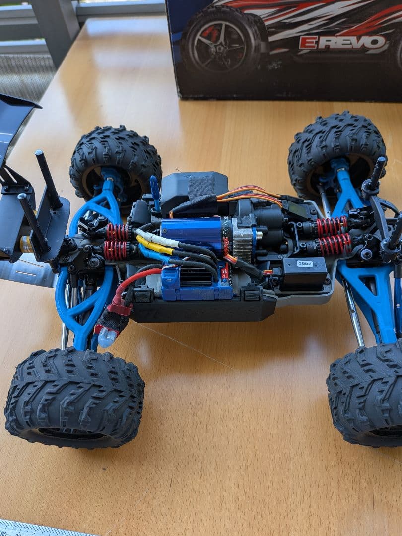 トラクサスEレボ1/１６ 更に変更しました。ボデーは、1台を、選択して下さい。