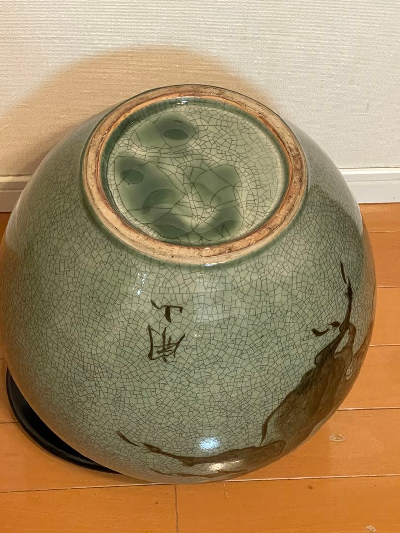 古い大堀相馬焼骨董希少品。特大，大形冰裂開片壺　描金奔馬柄。希少美品。