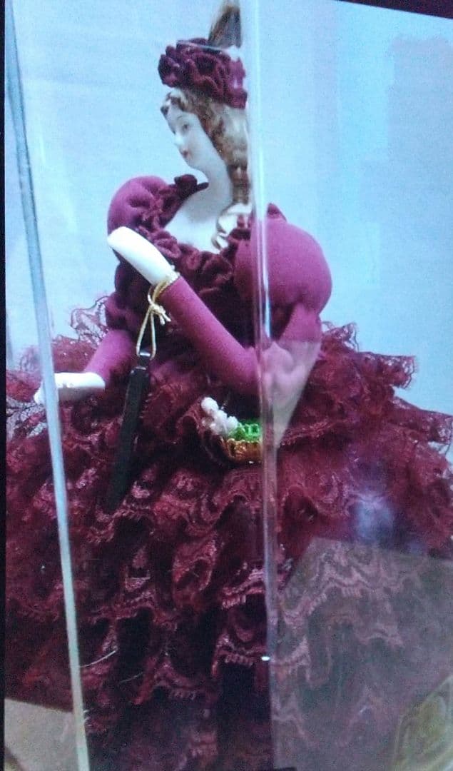 #昭和レトロワインレッドリボンドレス立体オブジェ人形