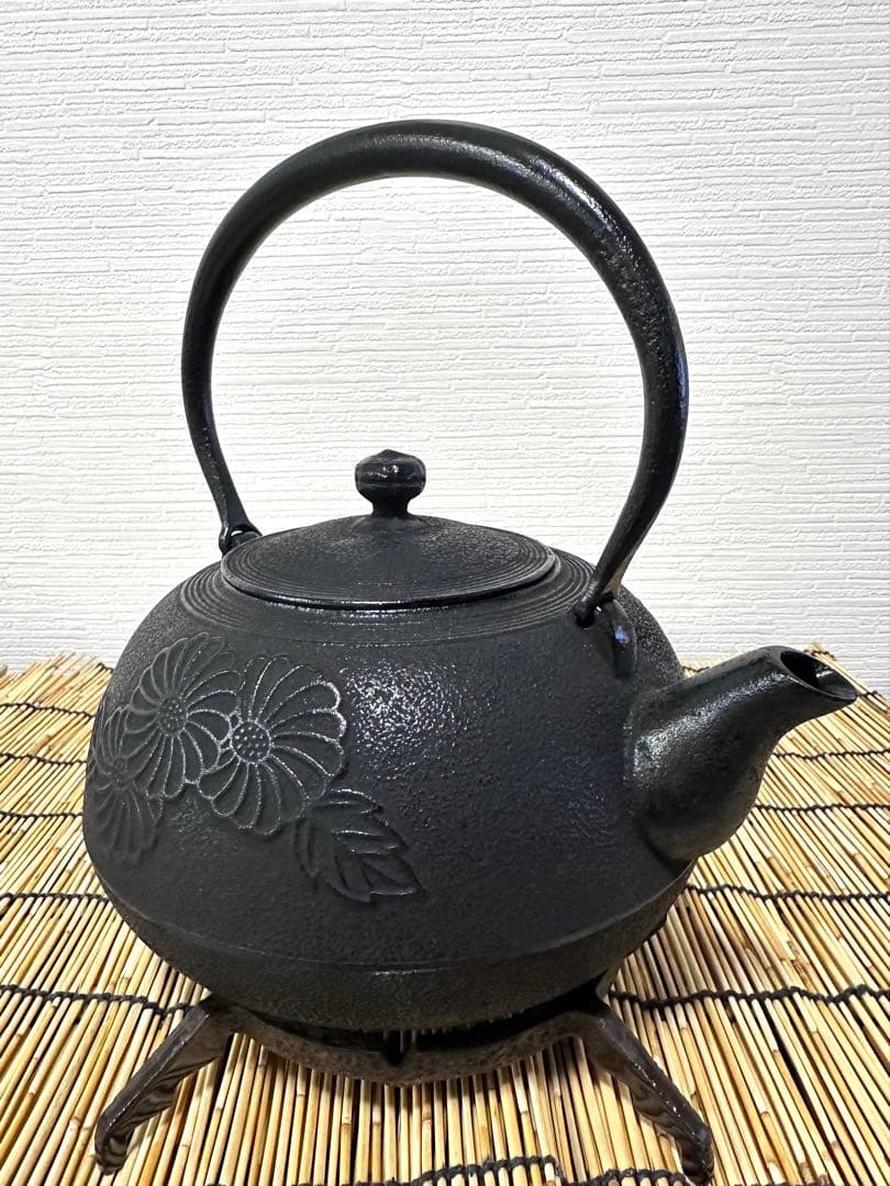 未使用品、供箱、栞付　南部及春南部宝星堂造　２２型　平丸菊　鉄瓶　南部鉄瓶