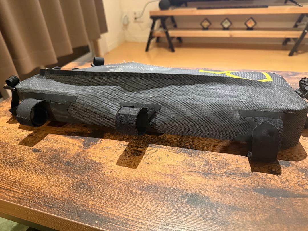 アピデュラ APIDURA EXPEDITION フレームバッグ 4.5L