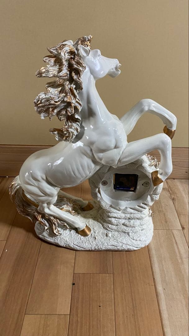 白い馬の陶器時計
