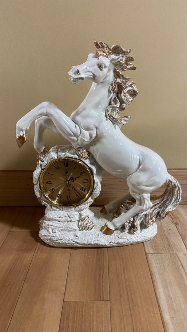 白い馬の陶器時計