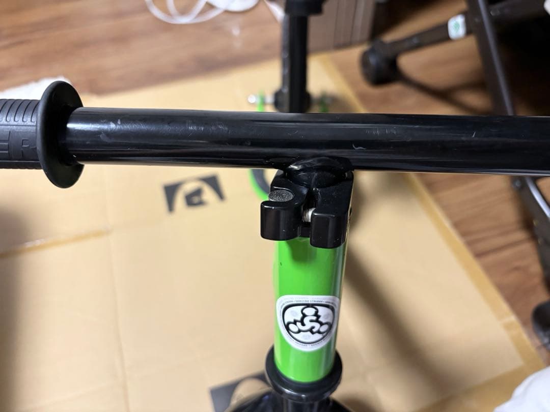 ストライダー　クラシックモデル12インチ　ヘルメット&膝肘プロテクター付き