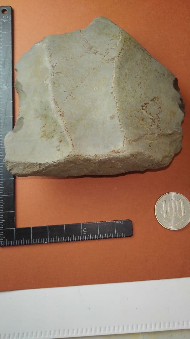 半磨製石器(出土品)　(約10㎝×約10㎝×約2・5㎝)