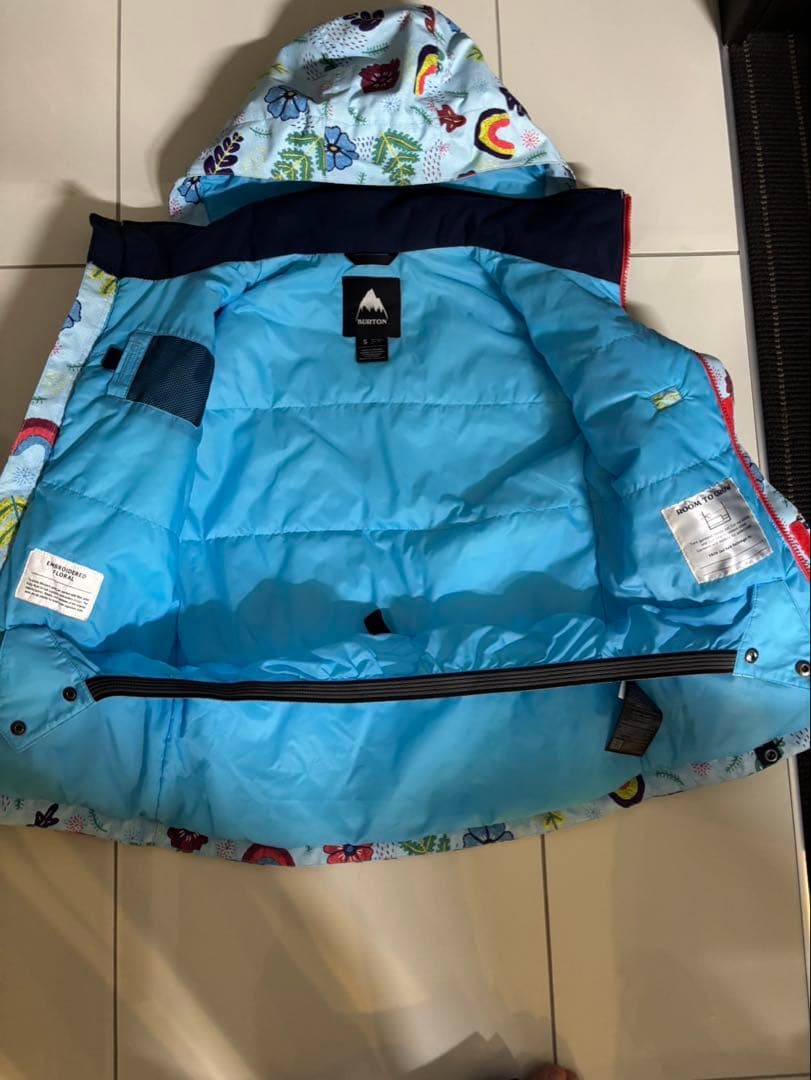 子ども用青色花柄ジャケットと紫色パンツセット