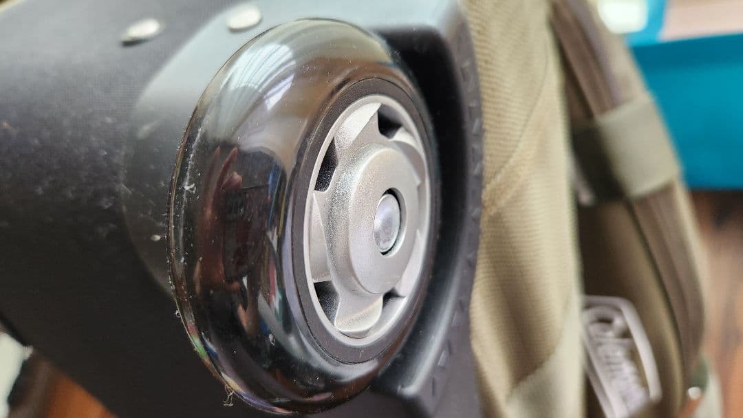 Coleman キャスター付きボストンバッグ70L　カーキ