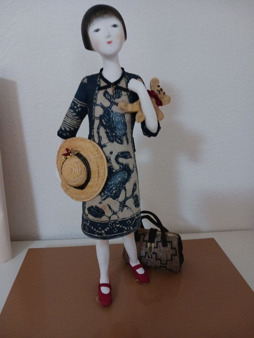 アーティストによる創作人形陶器 　テーマ「赤い靴」