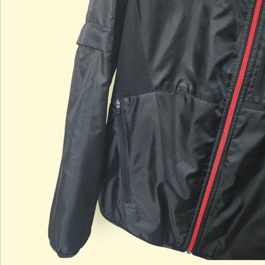 美品メルセデス・ベンツ&タイトリストメンズゴルフ2ウェイJKブラックM 蓄熱