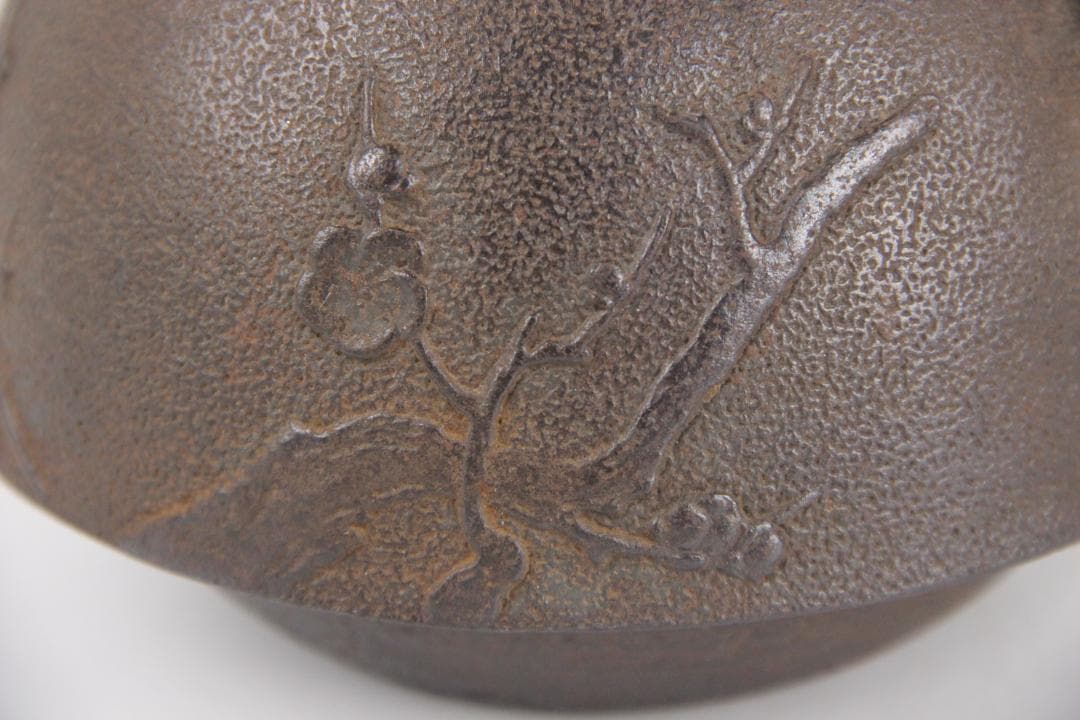 梅樹梅花文 古鉄瓶　鉄瓶　容量約900ml 茶道具　湯沸　煎茶道具 EG21-6