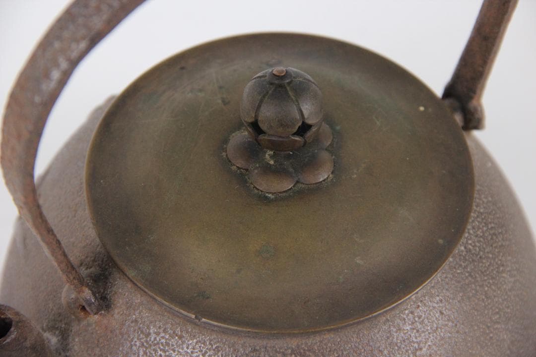 梅樹梅花文 古鉄瓶　鉄瓶　容量約900ml 茶道具　湯沸　煎茶道具 EG21-6