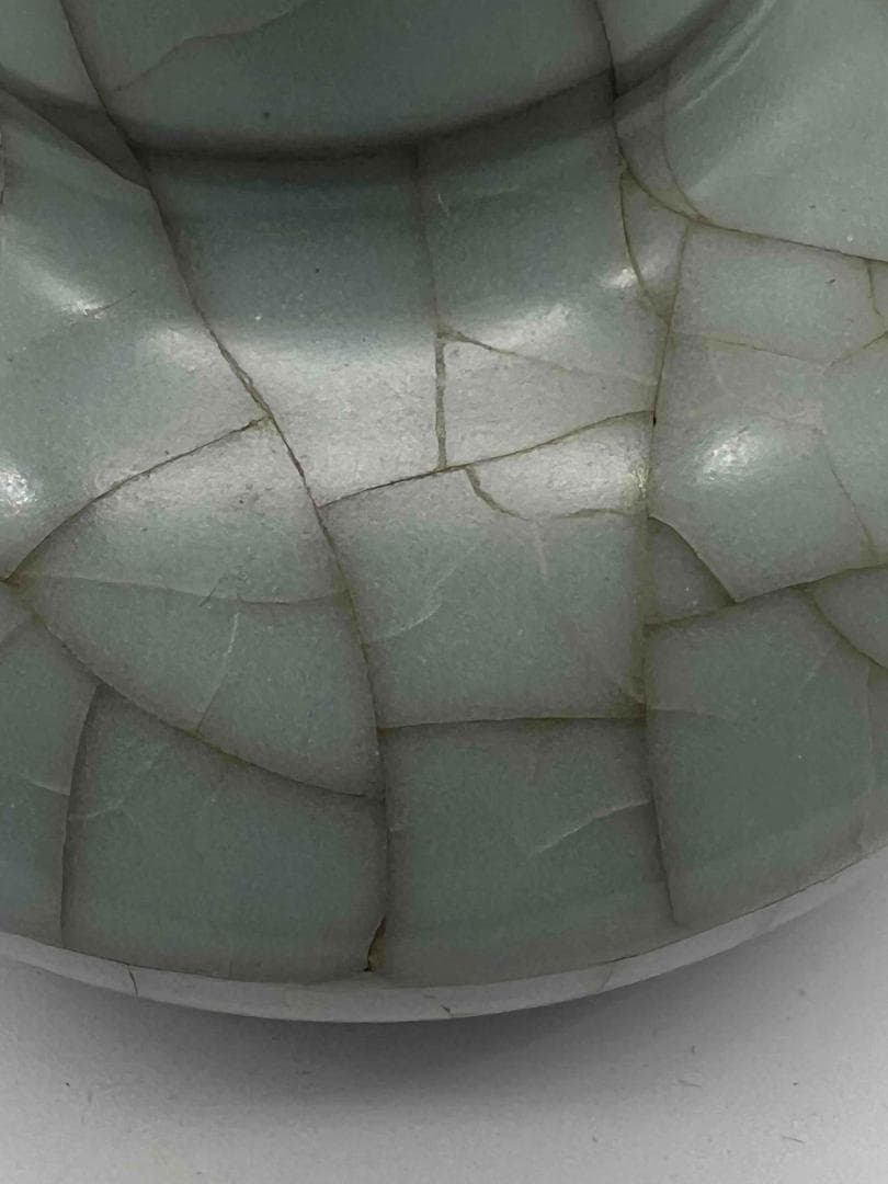 南宋時代　青磁　官窯　郊壇官窯　汝官窯 包金氷裂紋 弦文盤口瓶(F-81)