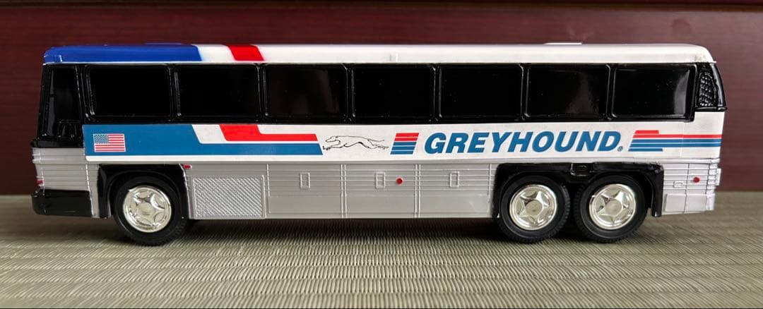 GREYHOUND Americruiser バス型ミニカー 貯金箱