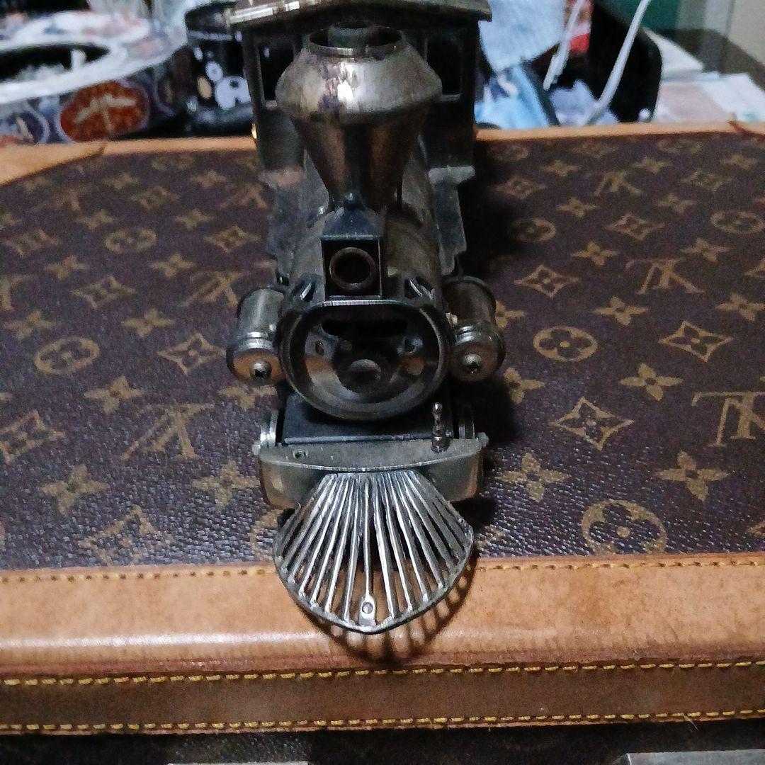 1864年製金属蒸気機関車